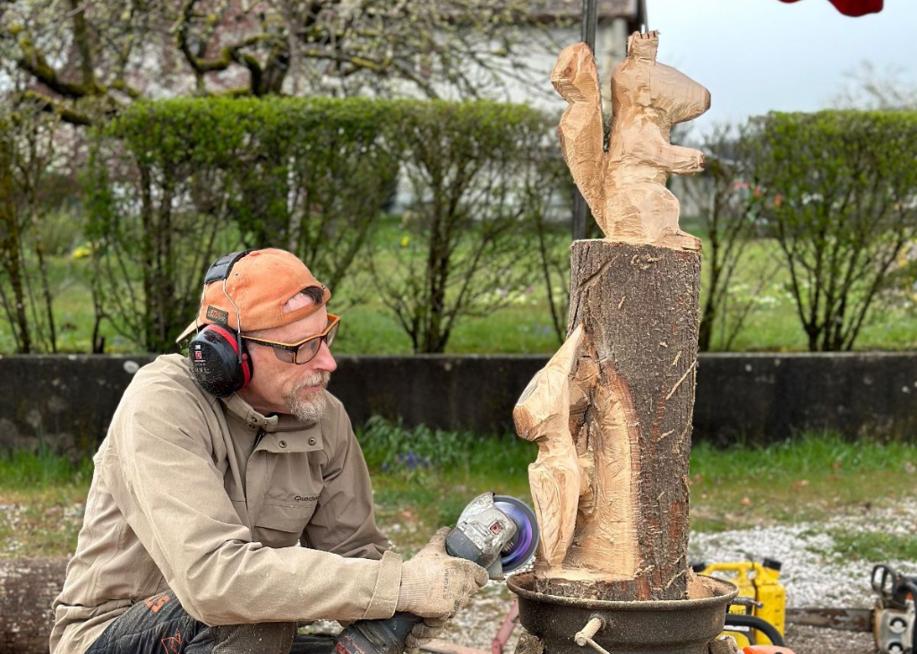 Yanic Petelat entrain de sculpter un écureuil et un pivert