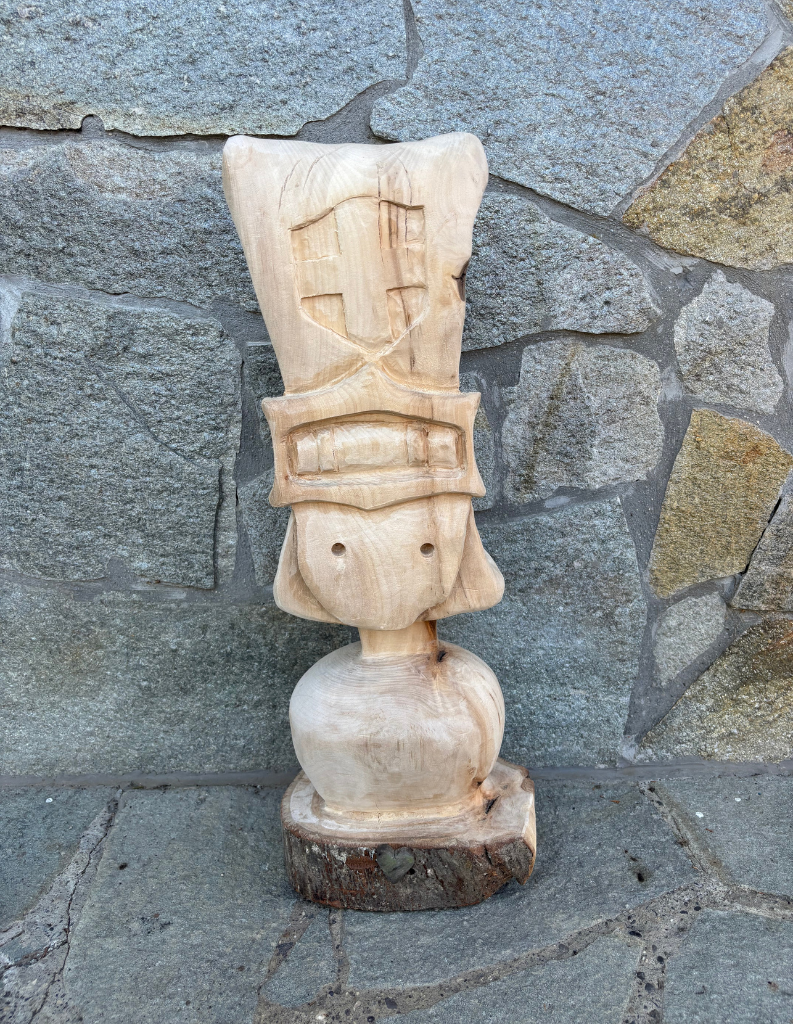 Sculpture en bois représentant une cloche de vache