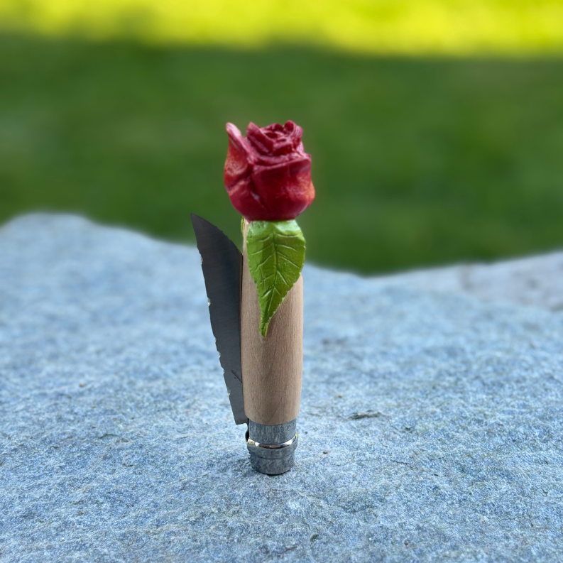 Couteau avec un manche en bois sculpté en forme de rose