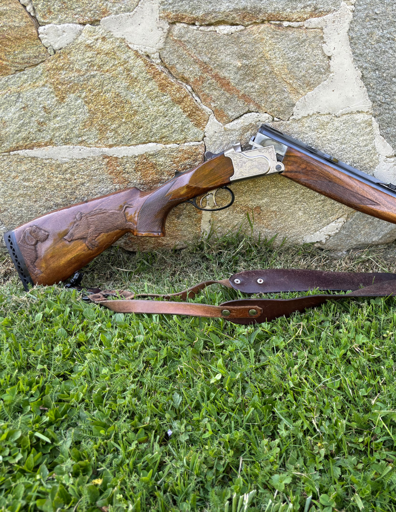 Crosse de fusil de chasse sculptée représentant un chien et un sanglier