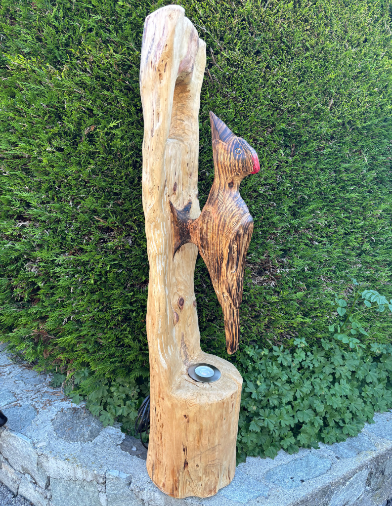 Lampe en bois sculptée en forme de pivert