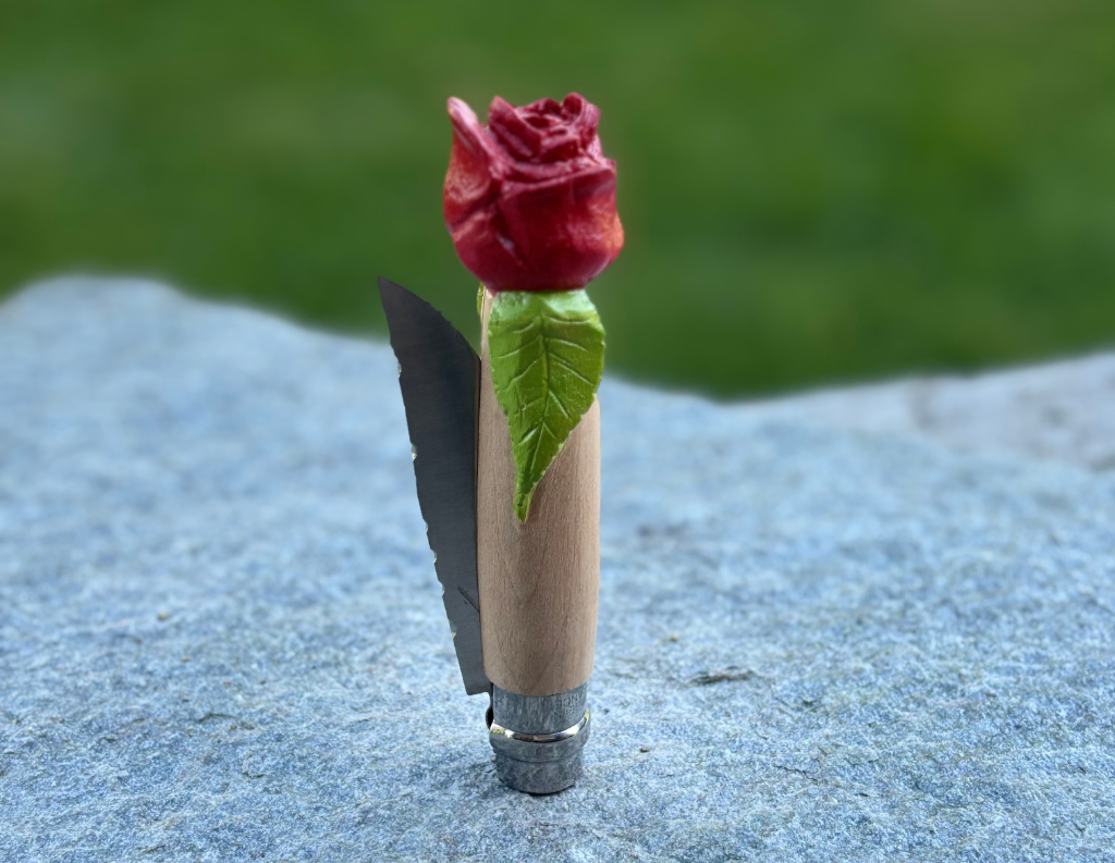 Couteau en bois sculpté en forme de rose