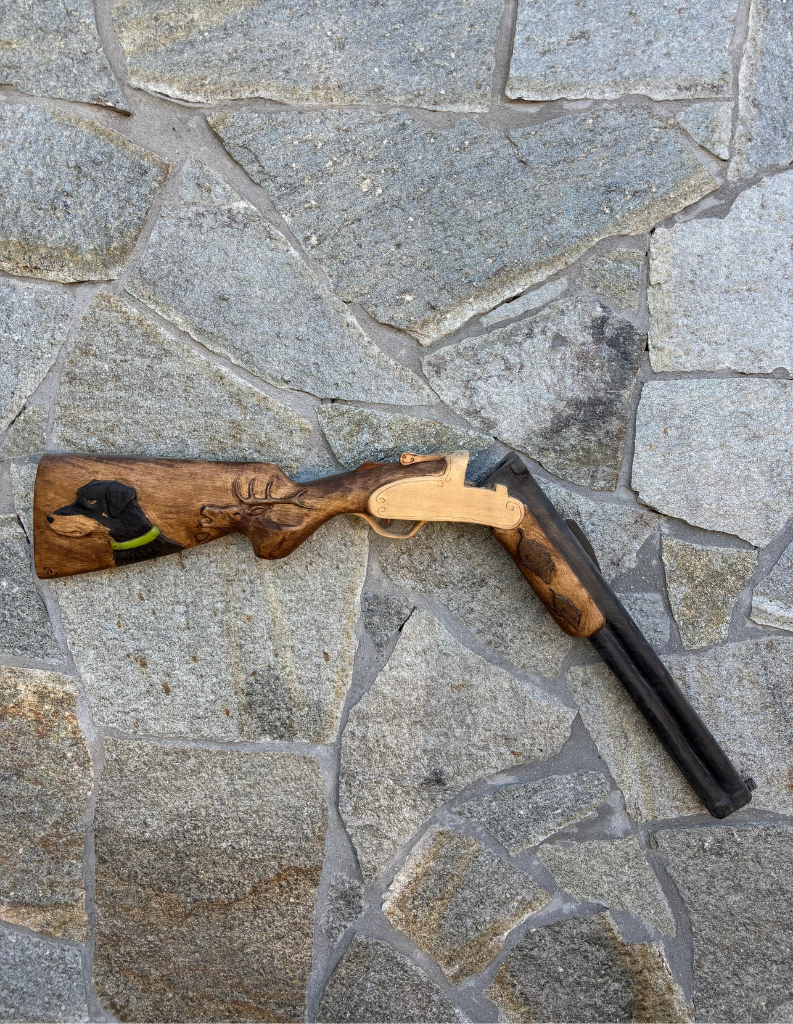 Fusil de chasse sculpté en bois