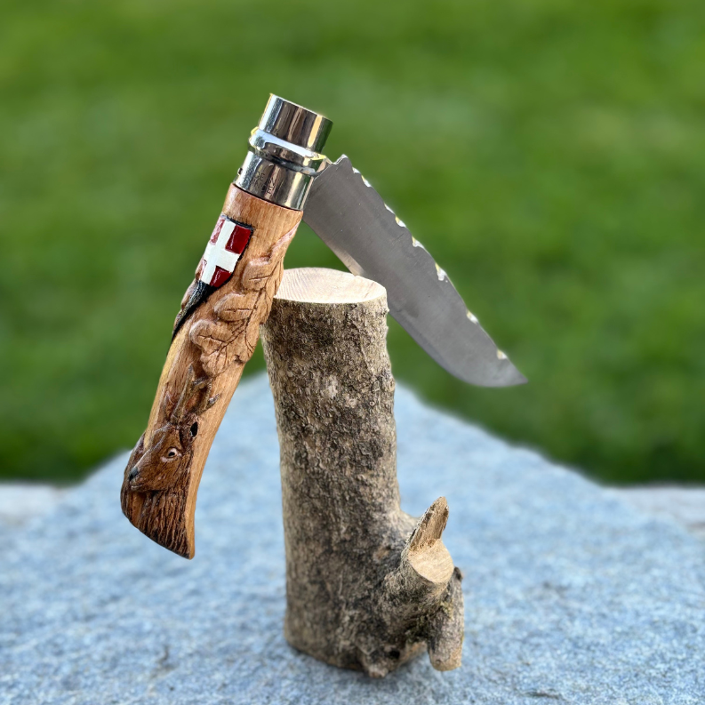 Couteau avec un manche en bois sculpté en forme de croix de Savoie