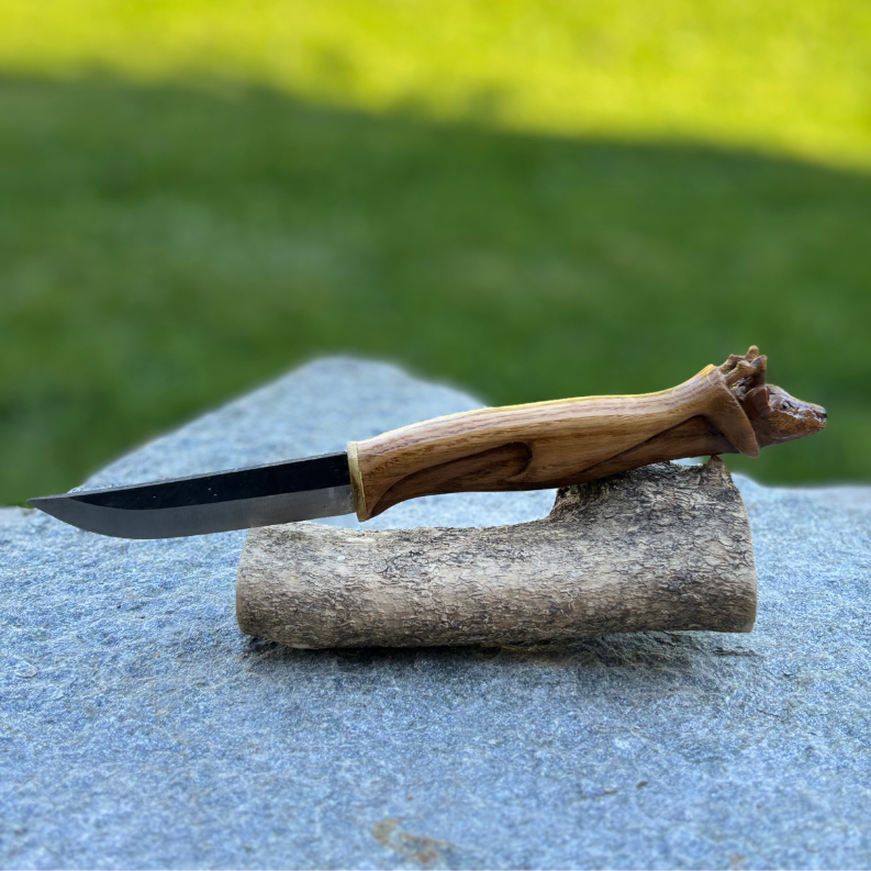 Couteau avec un manche en bois sculpté en forme de chevreuil