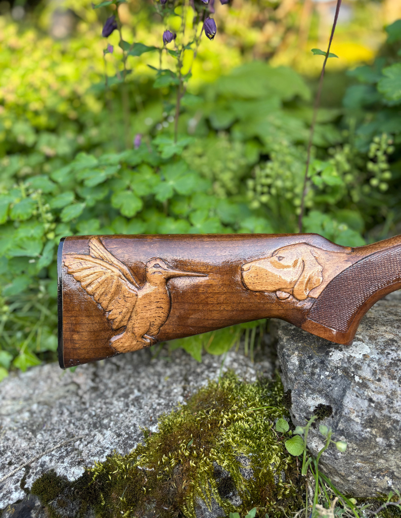 Crosse de fusil de chasse sculptée en forme de chien et d'oiseau