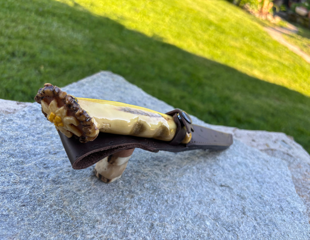 couteau en bois sculpté en forme d'edelweiss