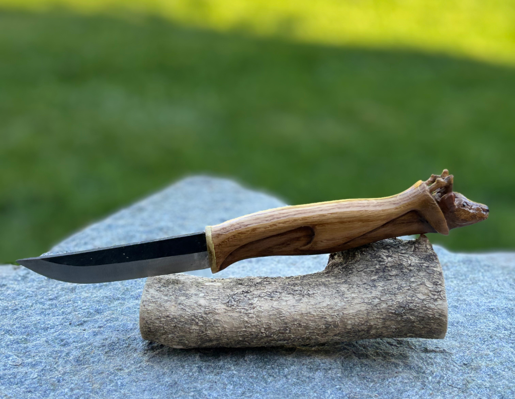 Couteau en bois sculpté en forme de chevreuil