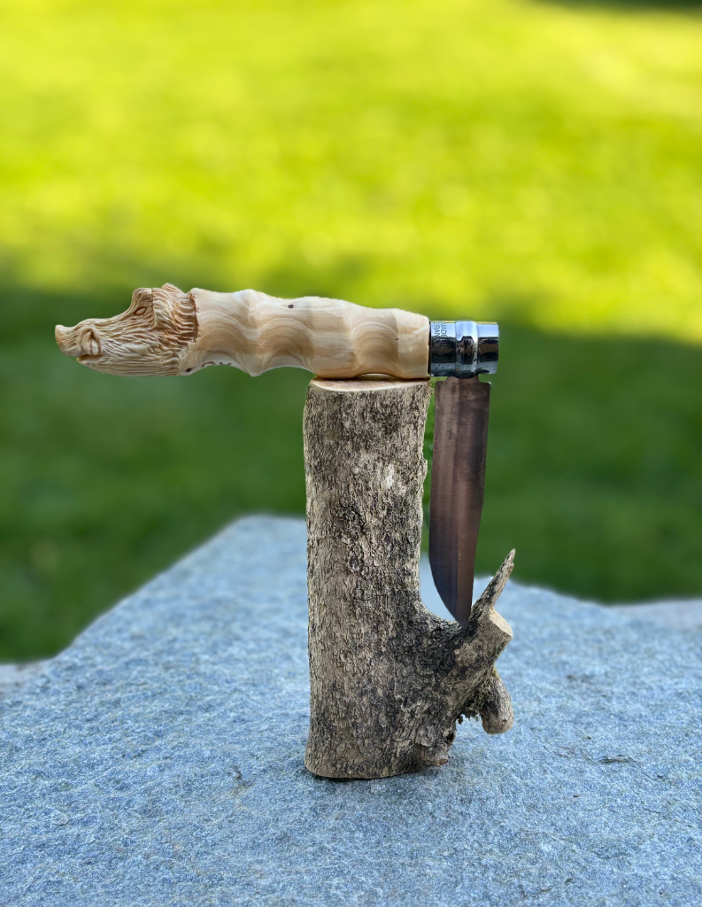 Couteau avec un manche en bois sculpté en forme de sanglier
