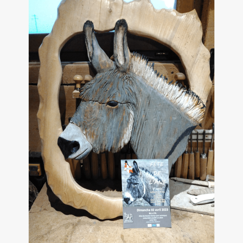 Sculpture sur bois représentant un âne