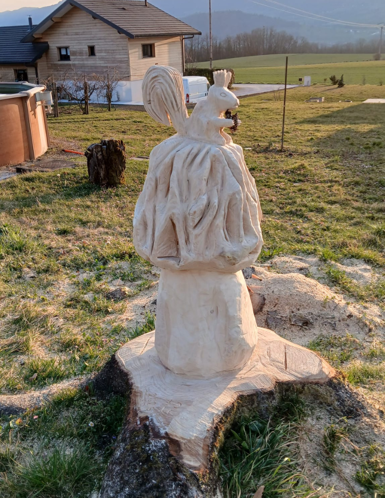 Tronc d'arbre sculptée en forme de morille avec un écureuil