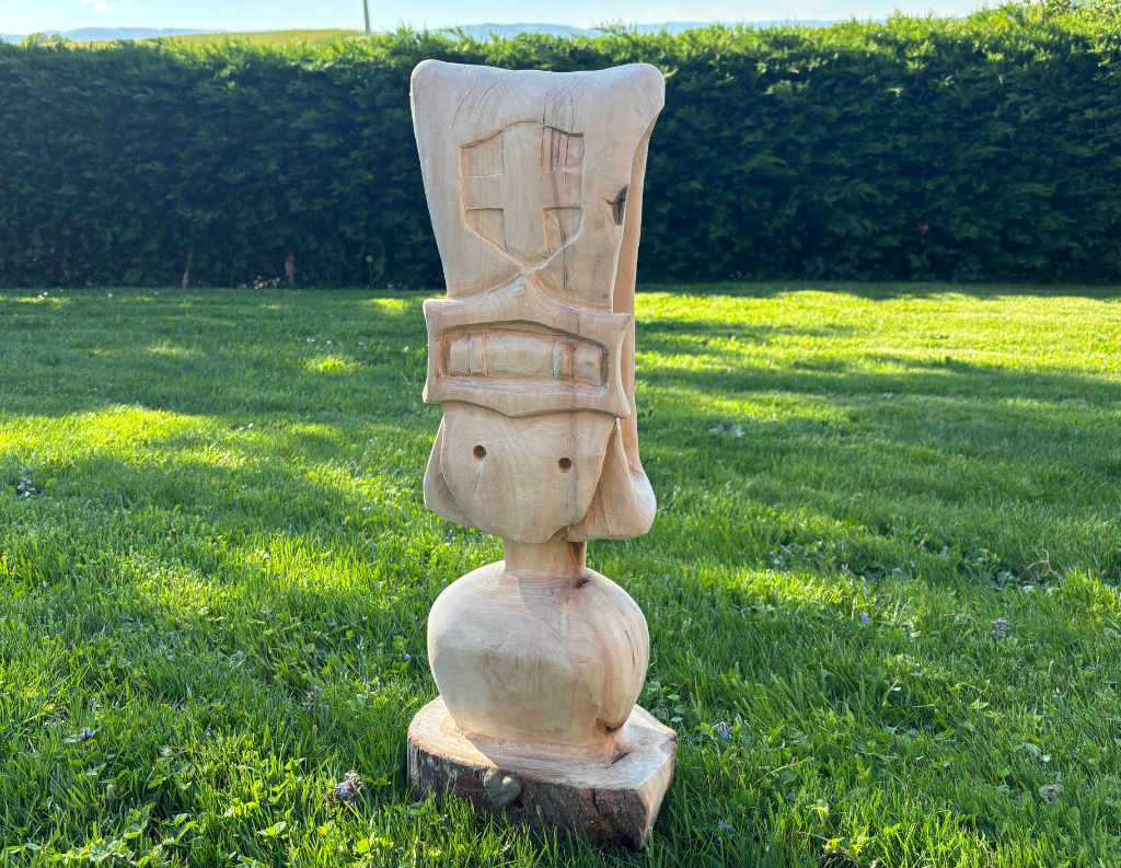 Sculpture sur bois en forme de cloche de vache